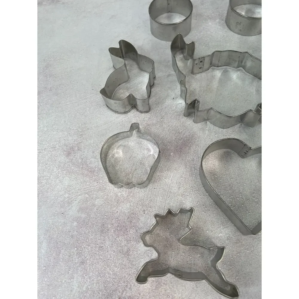Lot of‎ 13 variety Cookie Cutters